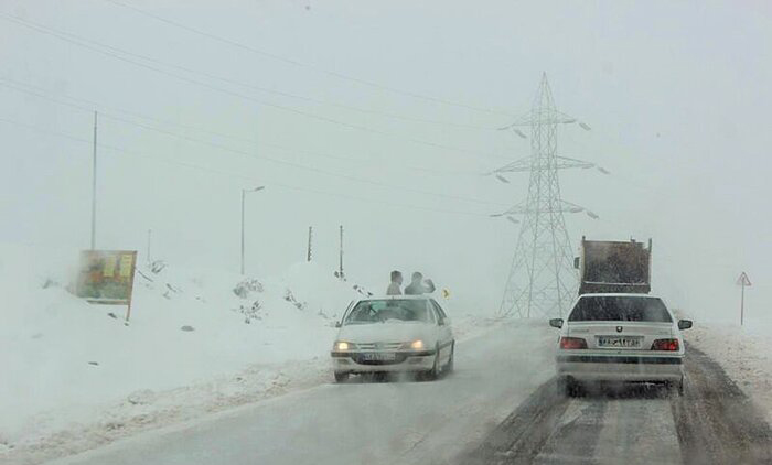 ریزش برف تردد خودرو در جاده‌های استان همدان را کُند کرد