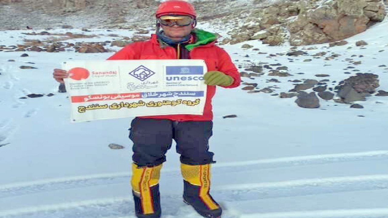 صعود زمستانه کوهنورد سنندجی  به کوه آرارات ترکیه