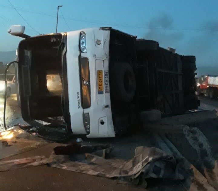 ۱۰ مصدوم واژگونی اتوبوس در ورودی همدان از بیمارستان ترخیص شدند