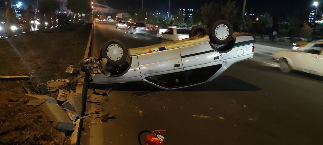 واژگونی خودرو پژو بعد از زیر گذر صدا و سیما استان همدان