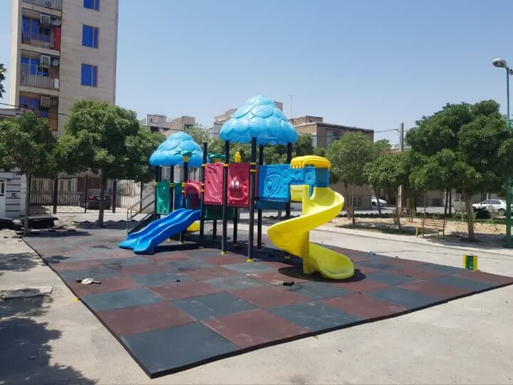نصب کف پوش ست‌های بازی کودکان در بوستان‌های شهر اراک