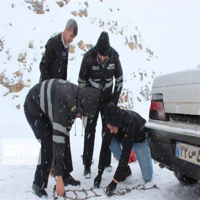 رانندگان برای تردد از جاده‌های همدان نیازمند زنجیر چرخ هستند